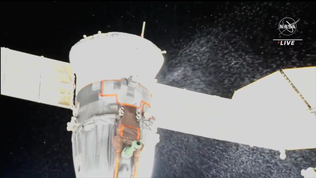 Ruská vesmírná loď kotví u ISS. Má poškozený plášť, uniká kapalina